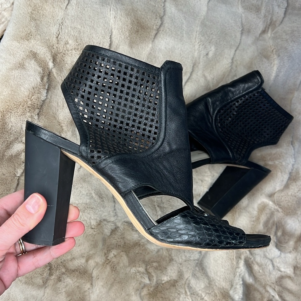🕶️Dolce Vita Cage Perforated Leather Heel Sandal 10 black snakeskin detail